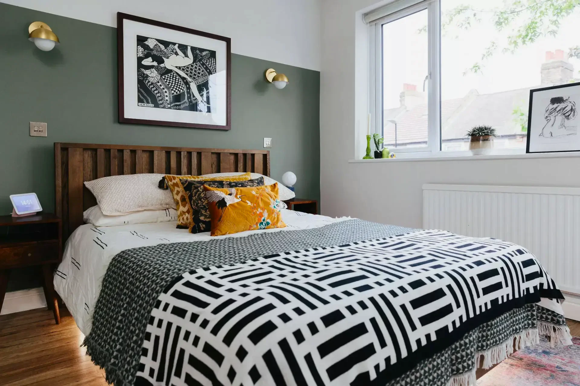 Natural green, mid-century bedroom