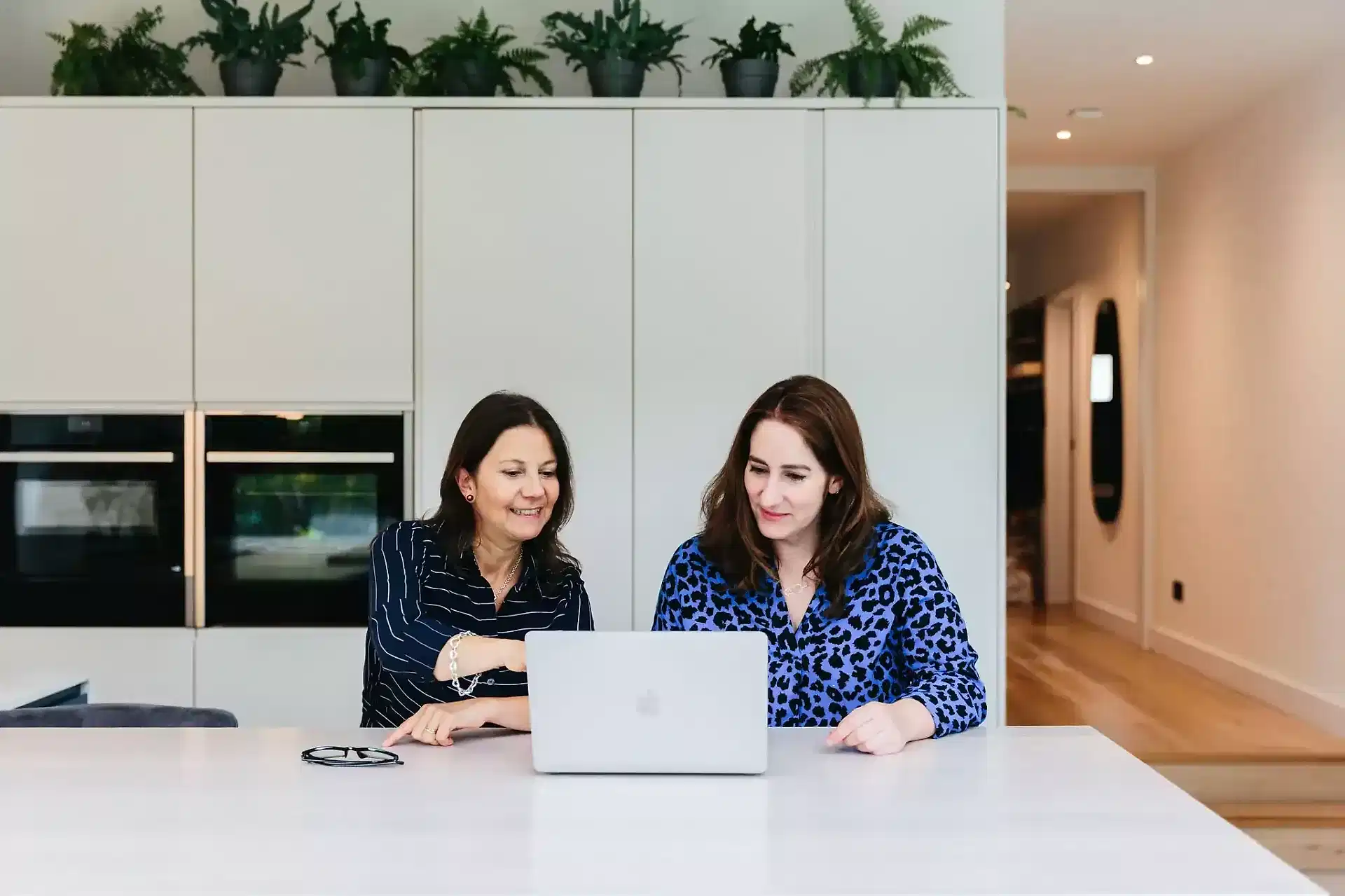 Traditional vs online interior designers waiting time