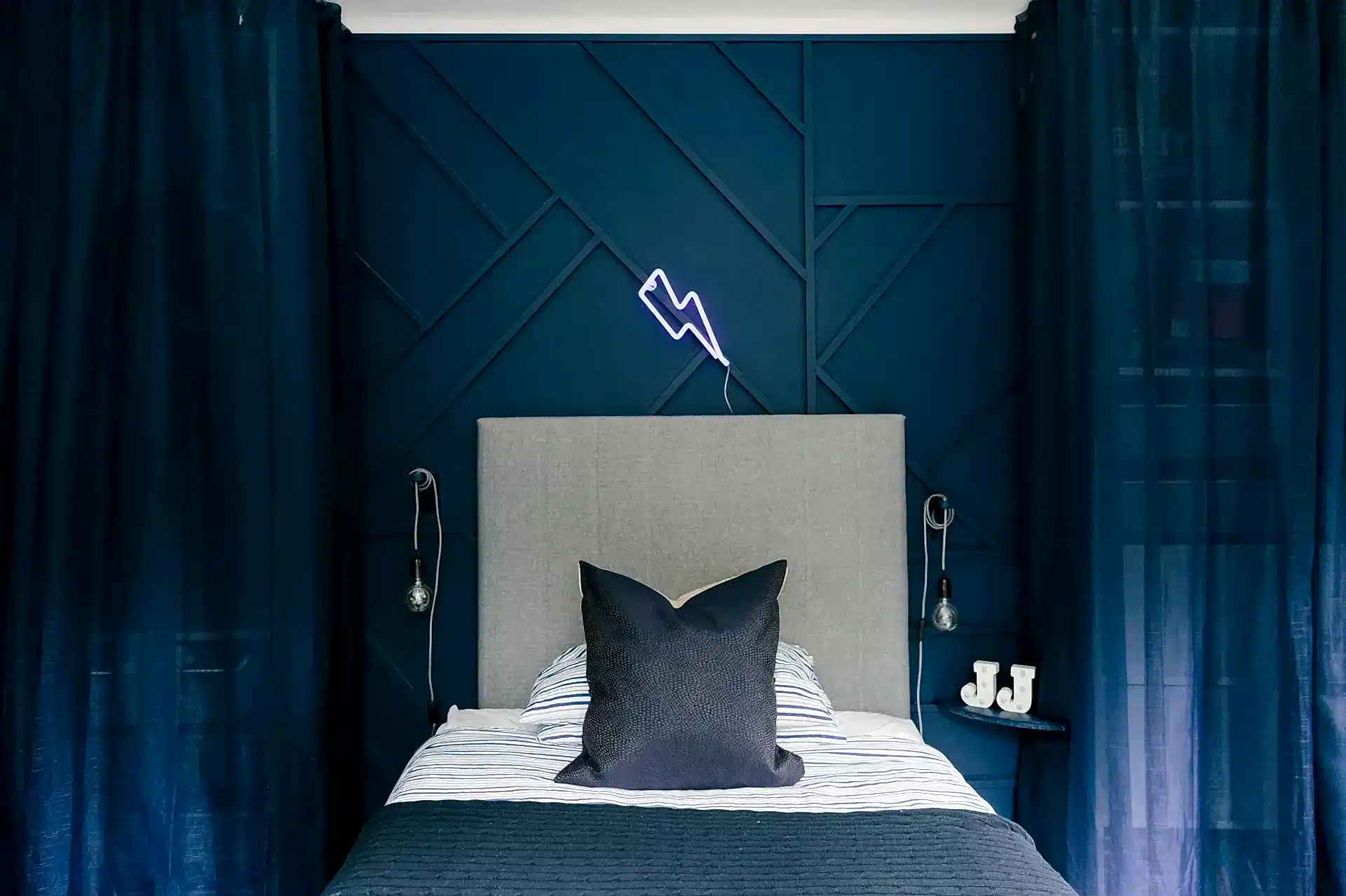 Dark blue painted panelling in kids bedroom
