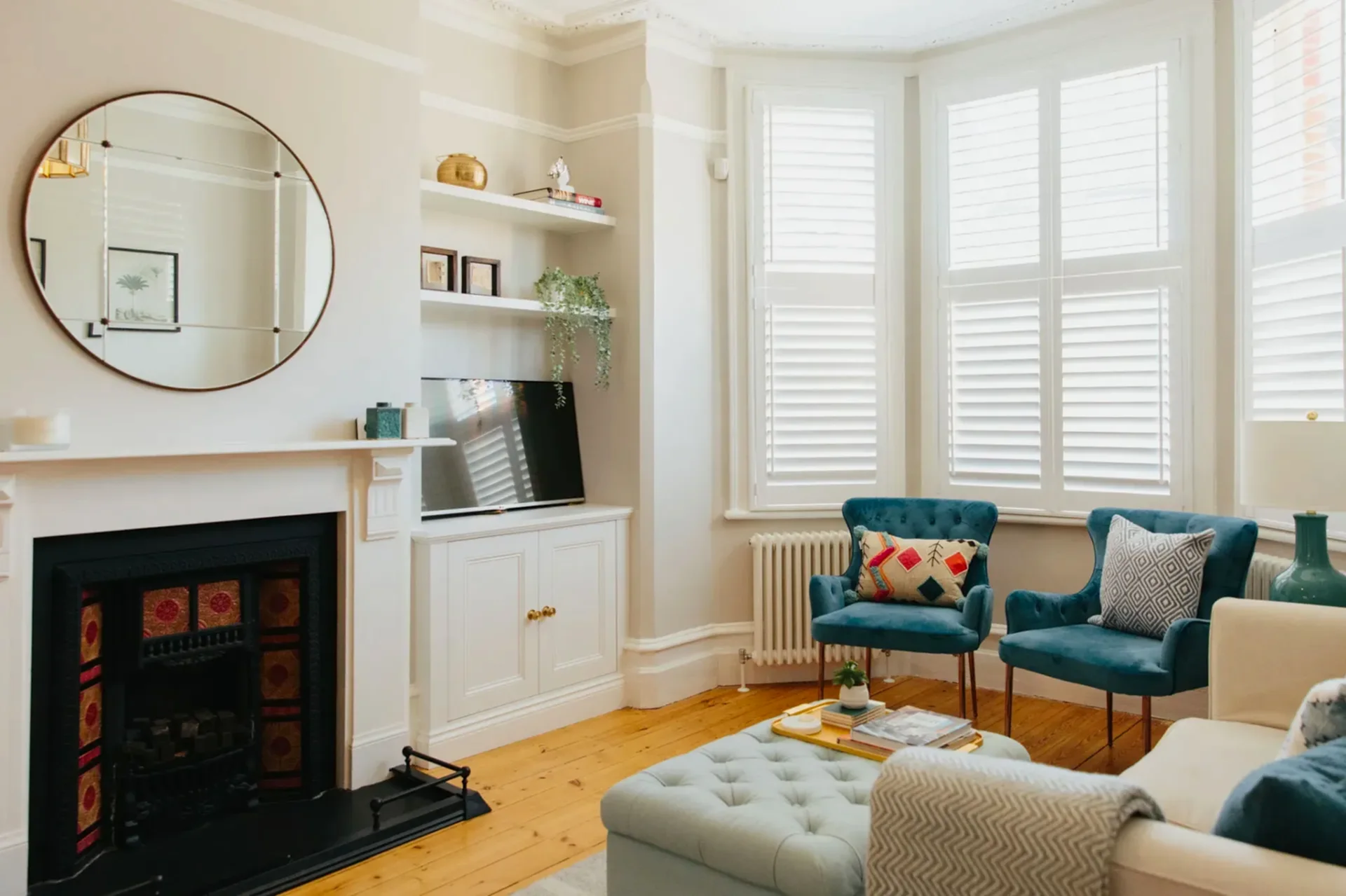 Bay window living room furniture layout