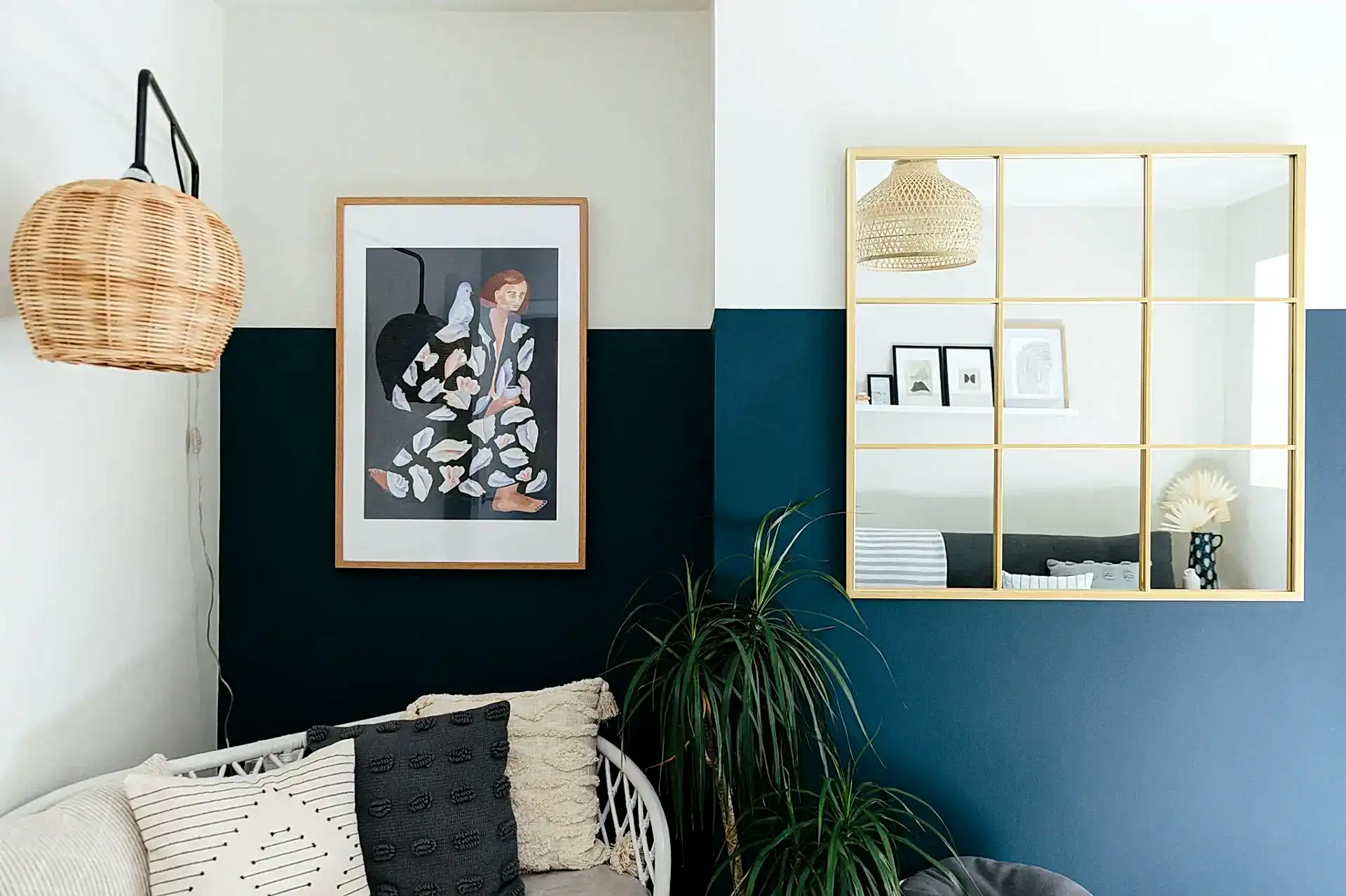 How to use mirrors in small living rooms to reflect light