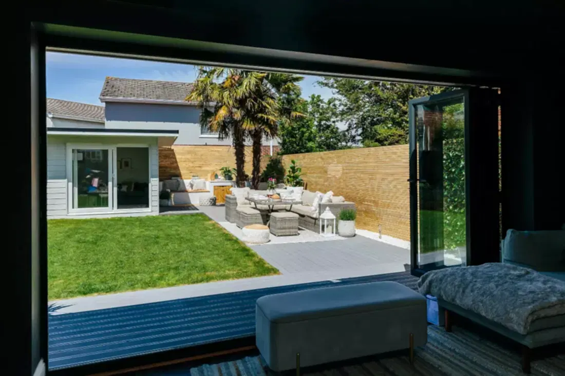 Garden room with sofa bed