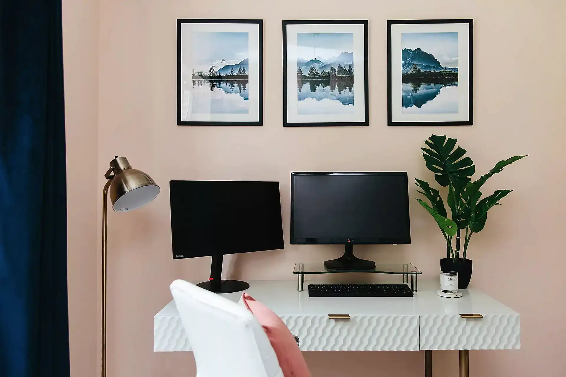 Pink and blue minimalstic home office