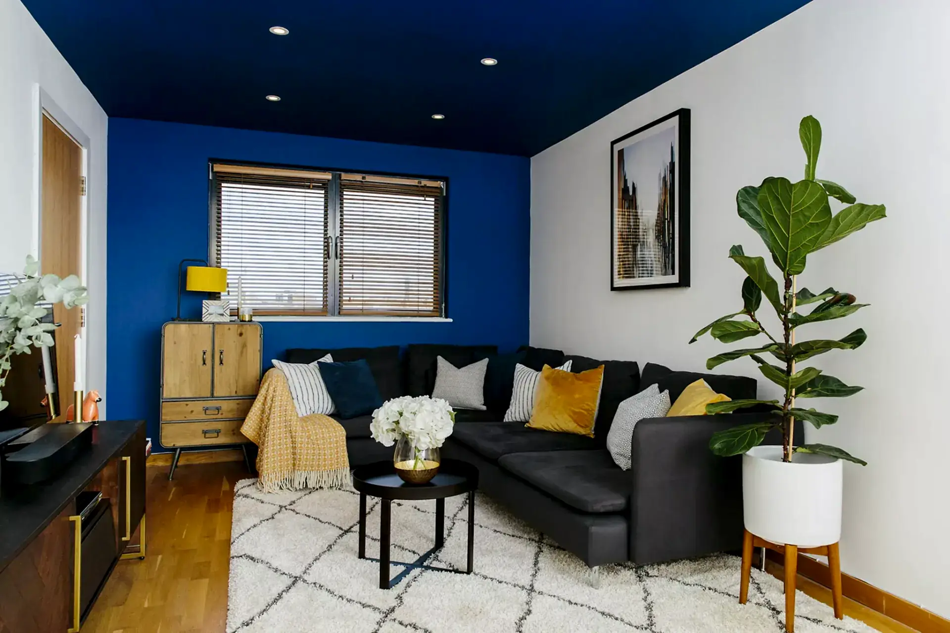 How to choose a sofa for a small living room