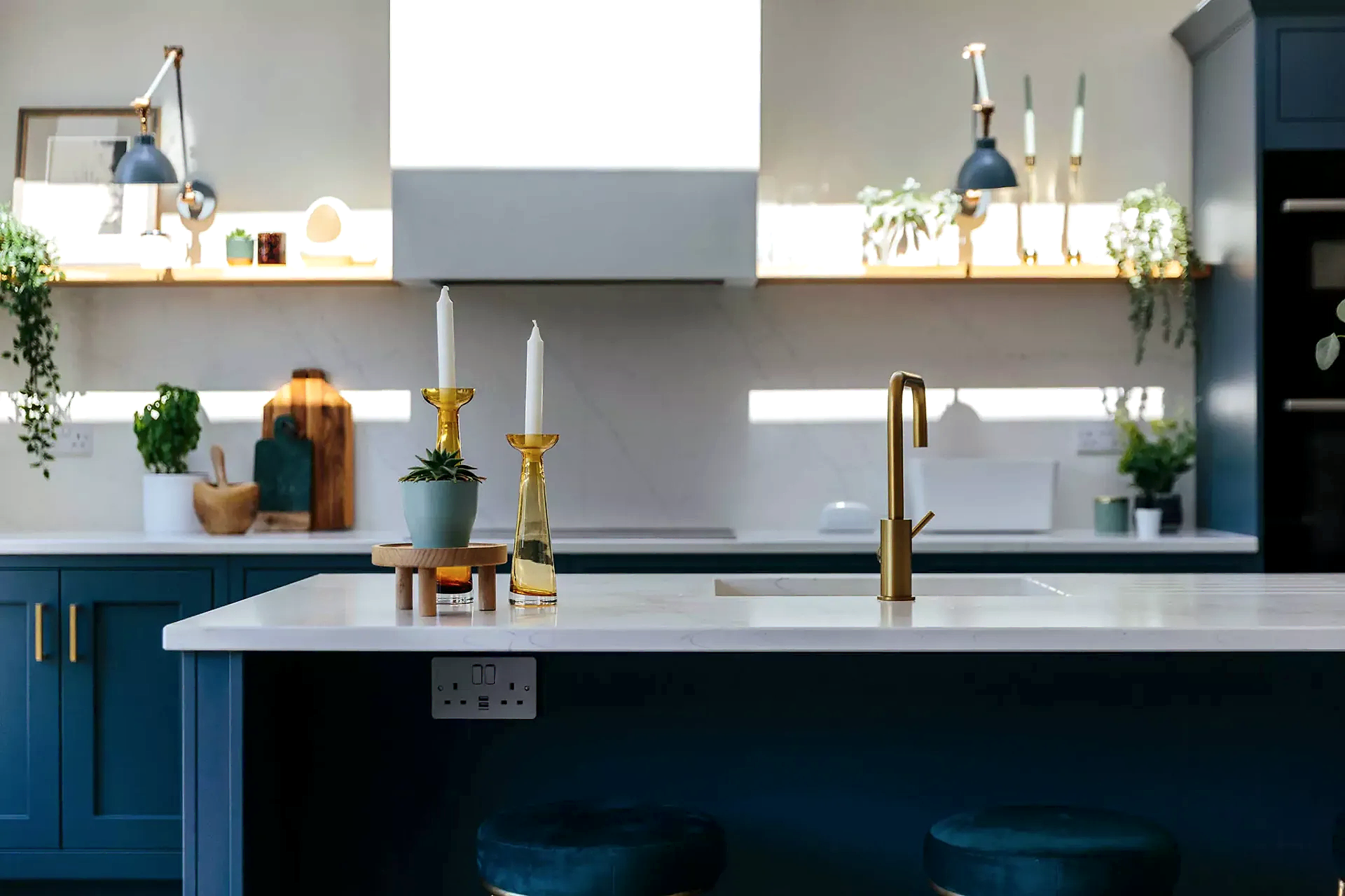 blue and white marble kitchen with gold accents | Online interior design