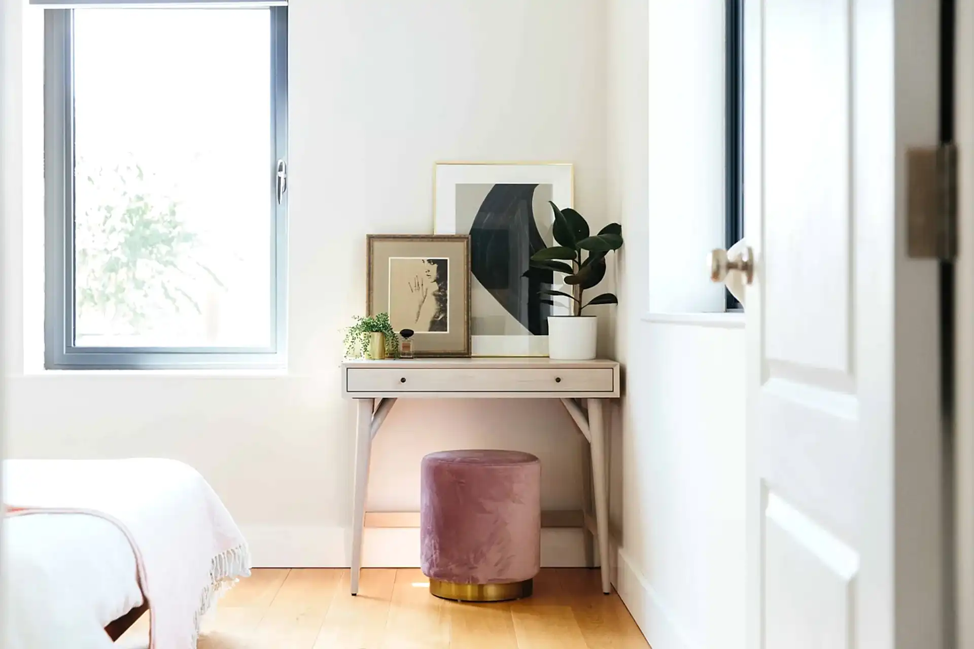 Shadow white room | Wall colour ideas.