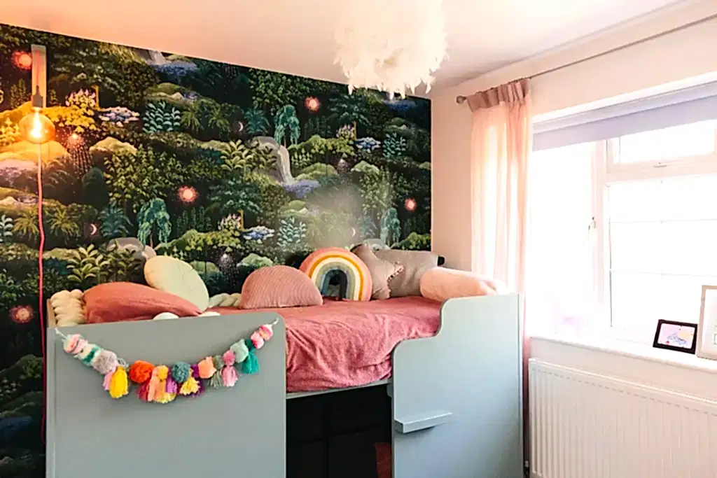 Wallpaper mural in kids bedroom
