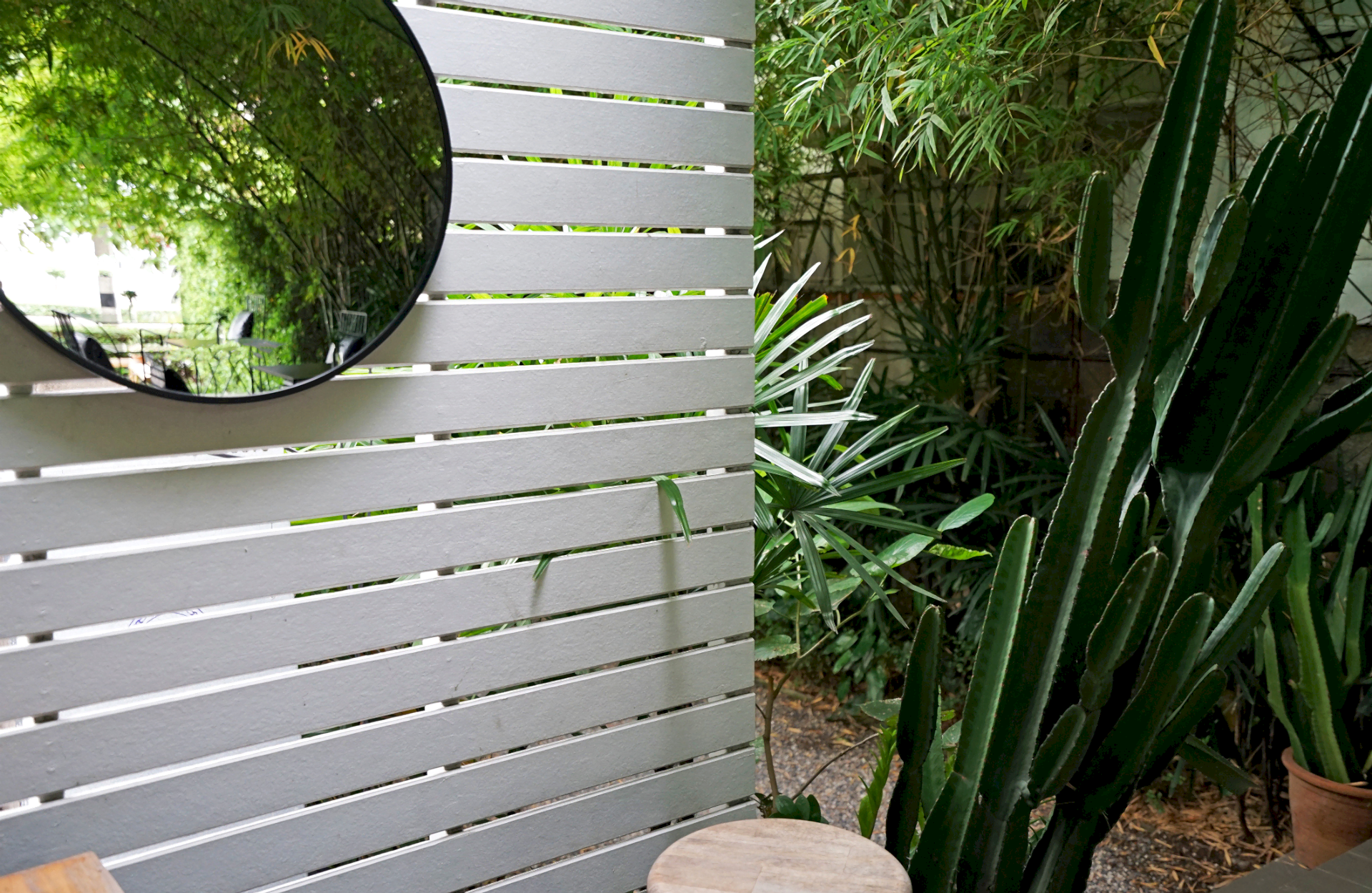 Outdoor mirror ideas to hide wall