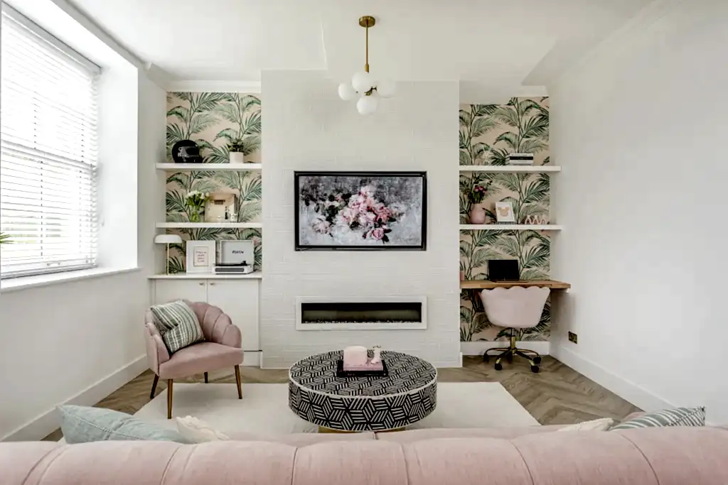 Tropical wallpaper in alcoves