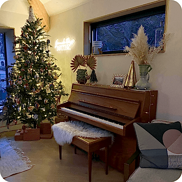 Neutral Christmas décor inspired by nature